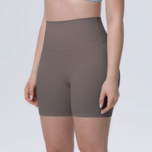 Détail du short de yoga marron foncé sans couture à taille haute et tissu respirant