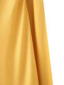 Detailansicht aus nächster Nähe von edlem goldenem Satinstoff mit elegantem Faltenwurf