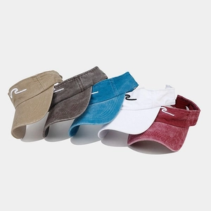 Détail de cinq visières pare-soleil multicolores en coton lavé avec broderie ondulée