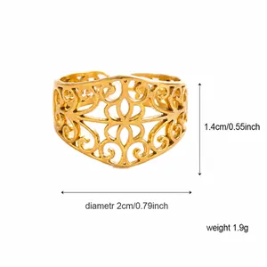 Vue détaillée bague évidée dorée en acier inoxydable avec dimensions 1,4 cm de large et 2 cm