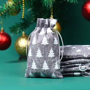 Detail von grauem Leinen-Weihnachtsbeutel mit weißem Baumdruck und Kordelzugverschluss