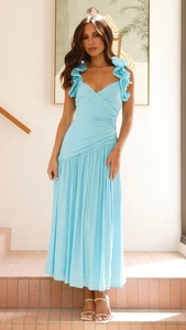 Détail de la robe bleu clair à col en V avec bretelles à volants et taille froncée