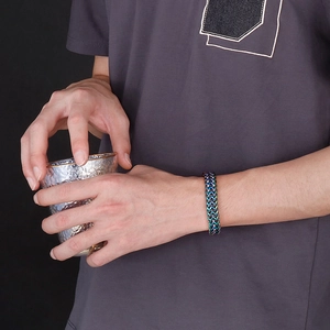 Bracciale da uomo a doppia chiglia intrecciato in acciaio inossidabile iridescente