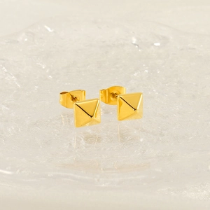 Boucles d'oreilles pyramides plaquées or 18k en acier inoxydable sur plateau