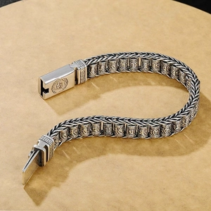 Bracelet vintage pour hommes avec cylindres de mantra à six syllabes en argent vieilli.