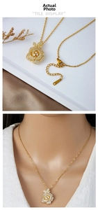Détail du collier fleur avec cristaux blancs et fermoir mousqueton sur chaîne dorée