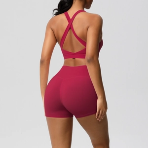 Rückansicht eines roten Yoga-Sets für Damen mit Sport-BH und Push-up-Laufshorts