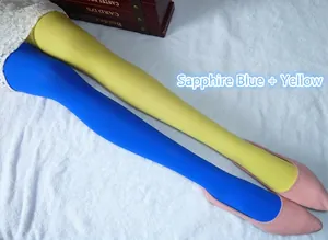Détail de collants asymétriques en velours bleu roi et jaune avec dentelle et chaussures