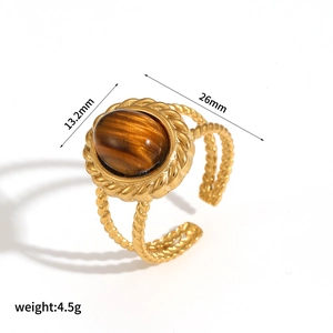 Détail d'une bague torsadée en or avec oeil de tigre, mesurant 13,2mm et pesant 4,5g