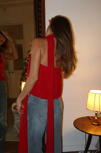 Detail eines roten Neckholder-Tops mit offenem Rücken und langen Bändern am Model
