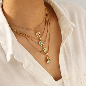 Colliers multicouches en acier plaqué or 18k avec pendentifs en pierres colorées