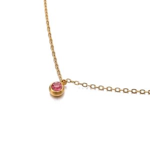 Collier en acier inoxydable doré avec pendentif rond en pierre de zircon rose sur chaîne fine