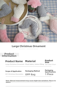 Détail de gants de Noël en peluche rose et gris pour la décoration de Noël DIY artisanale