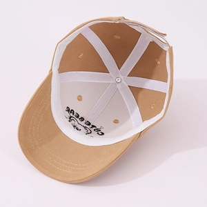 Détail de l'intérieur de la casquette bébé kaki avec bandeau et broderie ours