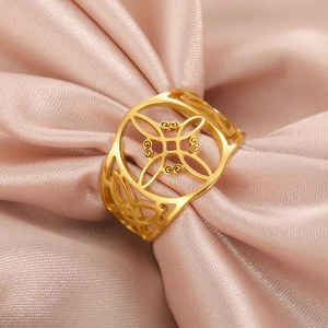 Bague large chic en acier inoxydable doré avec motifs ajourés de nœuds de sorcière