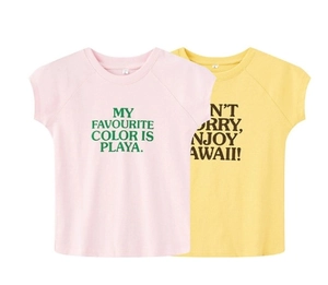 Détail à plat de t-shirts en coton rose et jaune avec slogans imprimés stylés