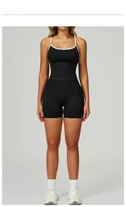 Vue frontale d'une combinaison de yoga sans couture bicolore noir et blanc à fines bretelles
