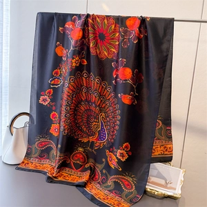 Seidenschal mit Pfauen- und Paisleymuster auf schwarzem Grund als eleganter Umhang