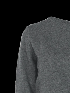 Détail de la texture tricotée et couture sur le haut gris à col oblique et manches longues