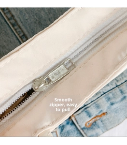 Gros plan détaillé de la fermeture éclair en métal argenté du sac à bandoulière en nylon