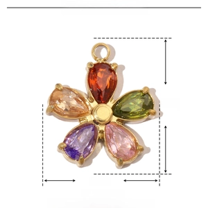 Detailed size chart for golden clover pendant with dimensions 15mm by 13mm and 1.1g weight