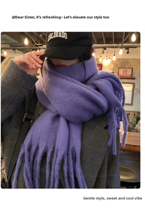 Écharpe épaisse en mohair violet avec franges portée avec manteau gris et casquette