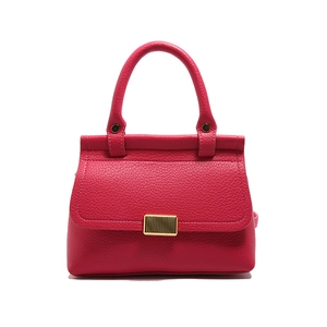 Sac à main en cuir fuchsia avec texture litchi et boucle dorée sur fond blanc immaculé