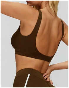 Dettaglio completo yoga marrone scuro con schiena scoperta e strisce bianche