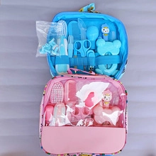 Detailansicht der rosa und blauen Baby-Pflegesets mit Nagelknipsern und Haarbürsten