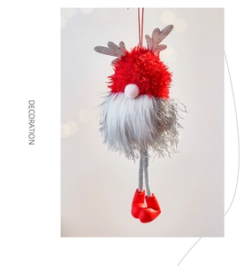 Détail du gnome de Noël en peluche avec des bois à paillettes argentées et jambes