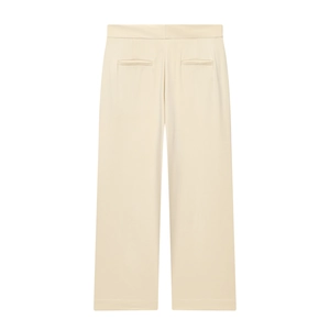 Détail du pantalon crème à taille haute, jambes larges et poches passepoilées au dos