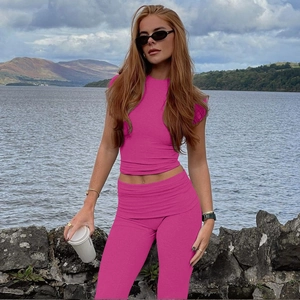 Set coordinato rosa con top corto a maniche lunghe e pantaloni in maglia stile casual donna