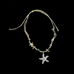 Collier de plage fait main avec étoiles de mer, coquillages et perles sur cordon tressé