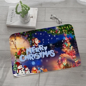 Vue détaillée d'un tapis de Noël en flanelle avec motifs festifs sur un sol en bois gris