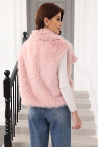 Rückansicht einer hochwertigen rosa Kunstfellweste für Damen, kombiniert mit Jeans