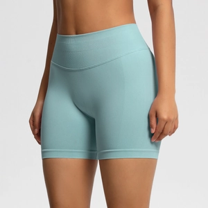 Détail de la taille haute sans couture sur ce short de yoga bleu clair compressif
