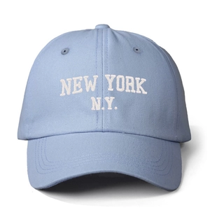 Detail der weißen New York NY Stickerei auf einer hellblauen Baumwoll-Baseballkappe