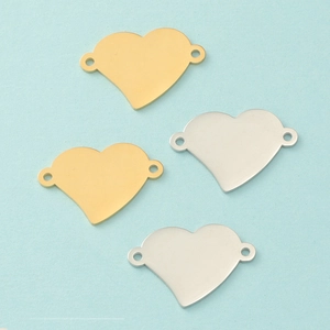 Detailopname van goud- en zilverkleurige hartvormige bedels voor DIY-sieraden