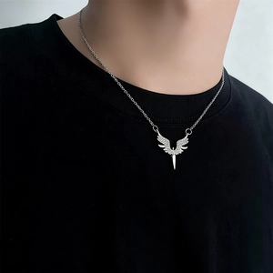 Collier avec pendentif aile d'ange et épée en argent et zircons porté par un mannequin