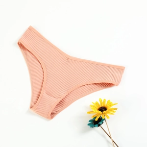 Slip in cotone a coste rosa da donna con tassello traspirante su sfondo bianco