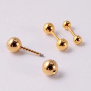 Détail des boucles d'oreilles boules en acier inoxydable doré avec tiges à vis filetées