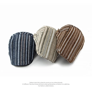 Trois bérets à rayures en marine, beige et marron avec détails de texture en tricot
