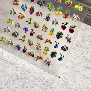 Adesivi per unghie 3D a rilievo con motivi di frutta vivaci su uno sfondo bianco