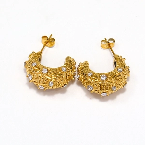 Détail de boucles d'oreilles en U plaqué or 18K avec texture grillagée et zircons cubiques