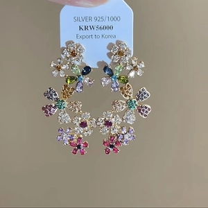 Detail der Blumenohrringe mit 925er Silberanhänger für Qualität und Handwerkskunst