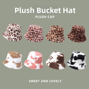 Plusieurs bobs en peluche léopard et vache, texture douce en fausse fourrure pour l'hiver