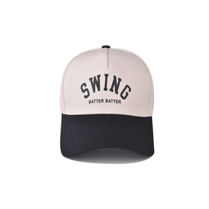 Détail de la broderie SWING sur casquette de baseball bicolore en coton à visière courbée