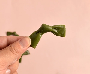 Detailaufnahme eines realistischen grünen Kelp-Knotens mit natürlichen Texturen und Falten