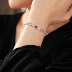 Bracelet élégant en argent avec fleurs en zircon et pierres précieuses au poignet