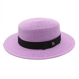 Chapeau canotier violet élégant avec ruban noir et boucle M dorée pour protection solaire